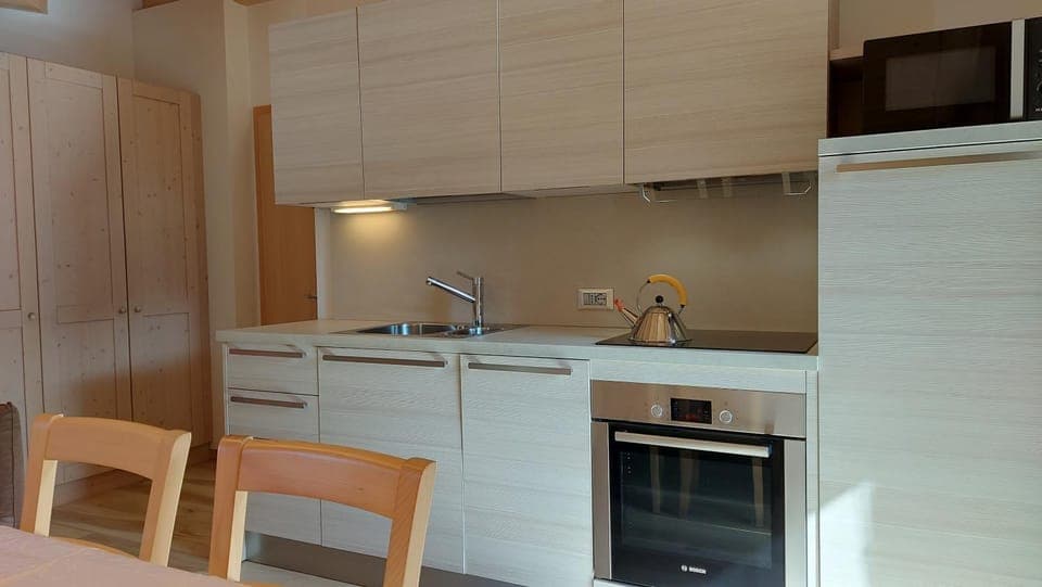 View (from property/room), Kitchen or kitchenette, City view, Landmark view, Mountain view, dishwasher, flat iron, heating, microwave, oven, stove, toaster