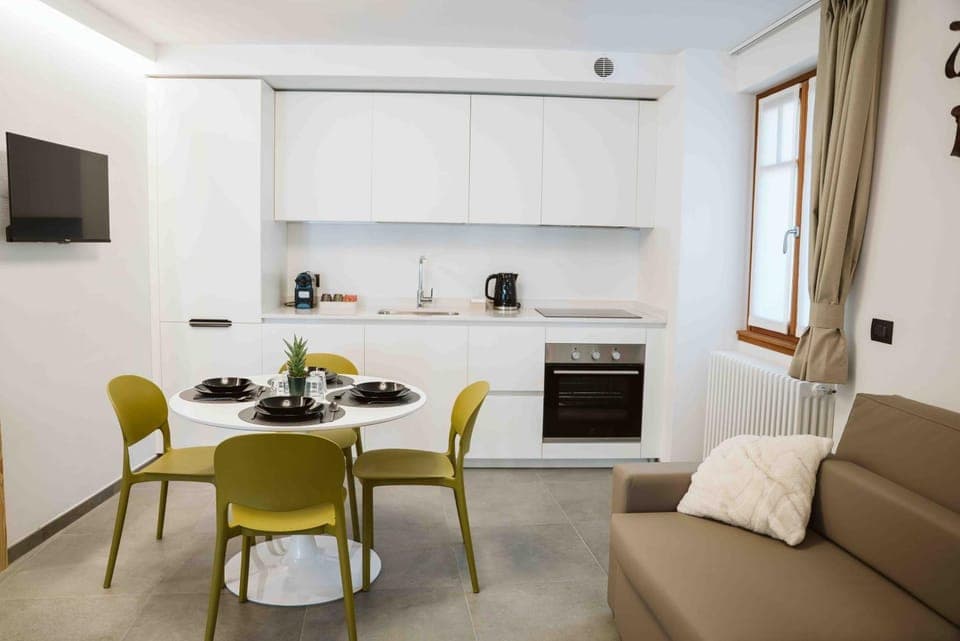 Kitchen or kitchenette, Seating area, Dining area