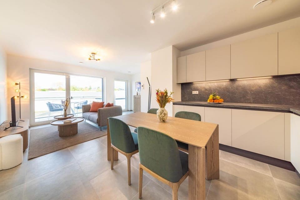 Kitchen or kitchenette, Seating area, Dining area