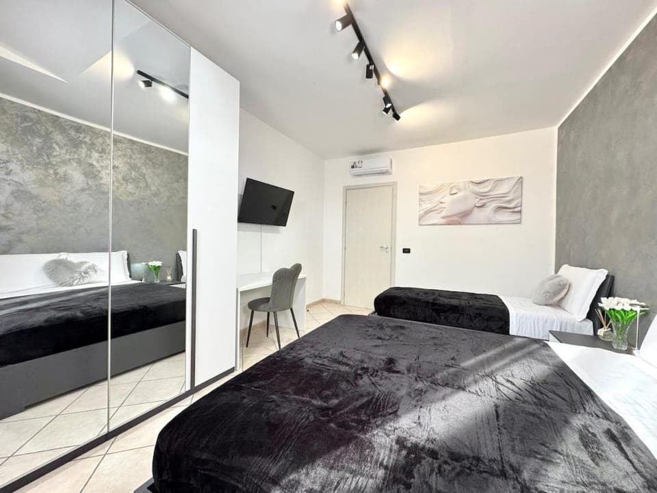 Bed, TV and multimedia, Photo of the whole room, Bedroom, air conditioner