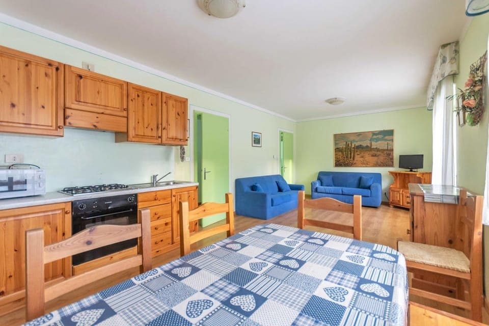 Kitchen or kitchenette, Living room, Dining area