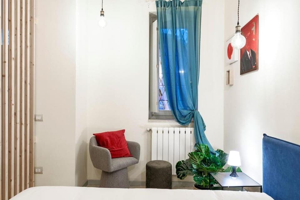 Bed, Photo of the whole room, Seating area, Bedroom