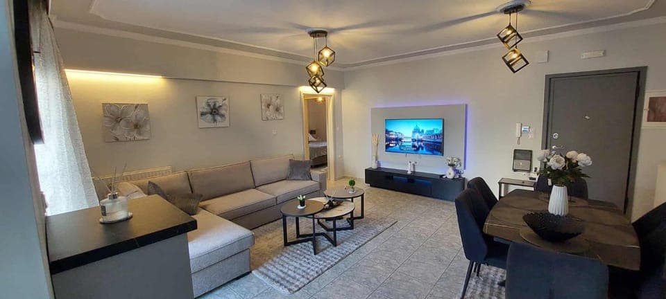 Communal lounge/ TV room, TV and multimedia, Living room, Seating area, Dining area