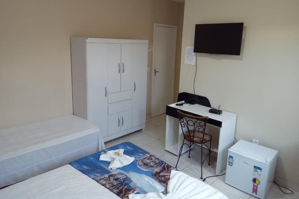 Bed, TV and multimedia, Photo of the whole room, towels