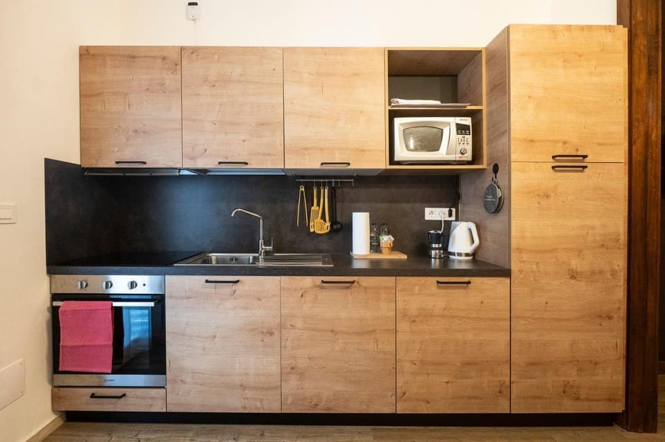 Coffee/tea facilities, Kitchen or kitchenette, dishwasher, microwave, oven, stove