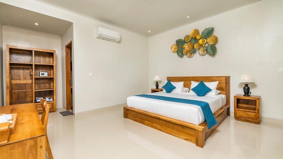 Bed, Photo of the whole room, towels, wardrobe, air conditioner
