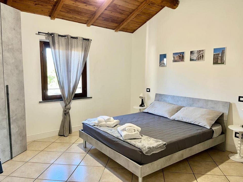 Bed, Photo of the whole room, Bedroom, towels