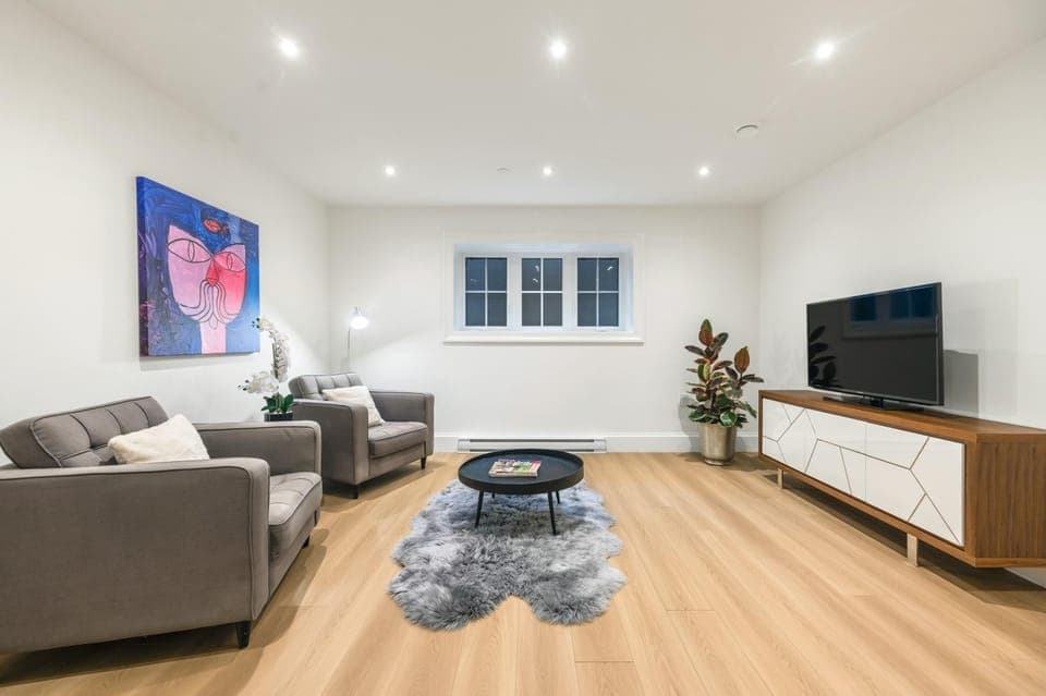 Communal lounge/ TV room, TV and multimedia, Living room, Seating area, Evening entertainment