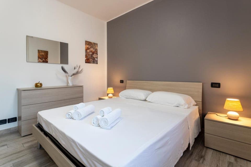 Bed, Photo of the whole room, Bedroom, towels