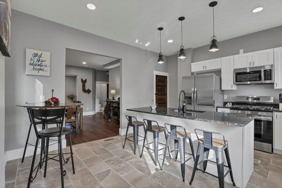 Kitchen or kitchenette, Dining area