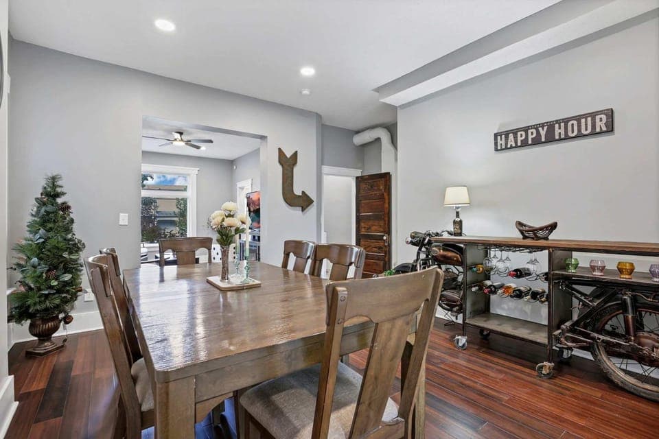 Seating area, Dining area