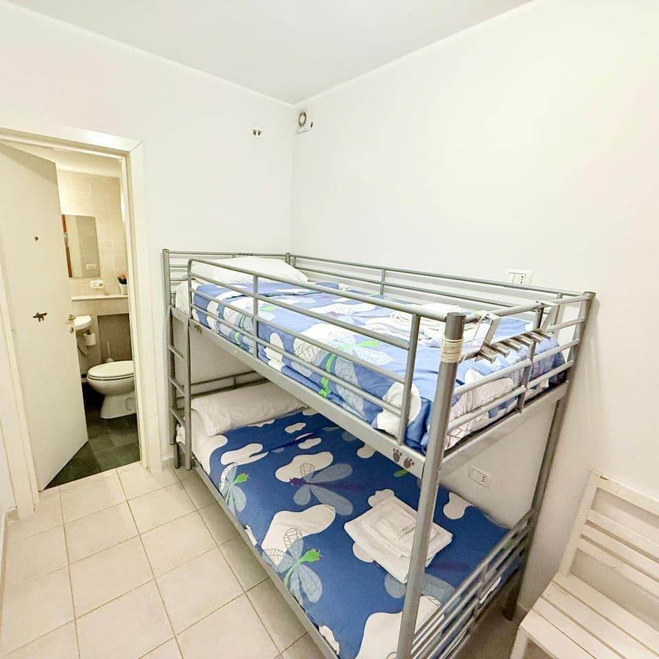 Bed, Photo of the whole room, Bedroom, bunk bed, towels