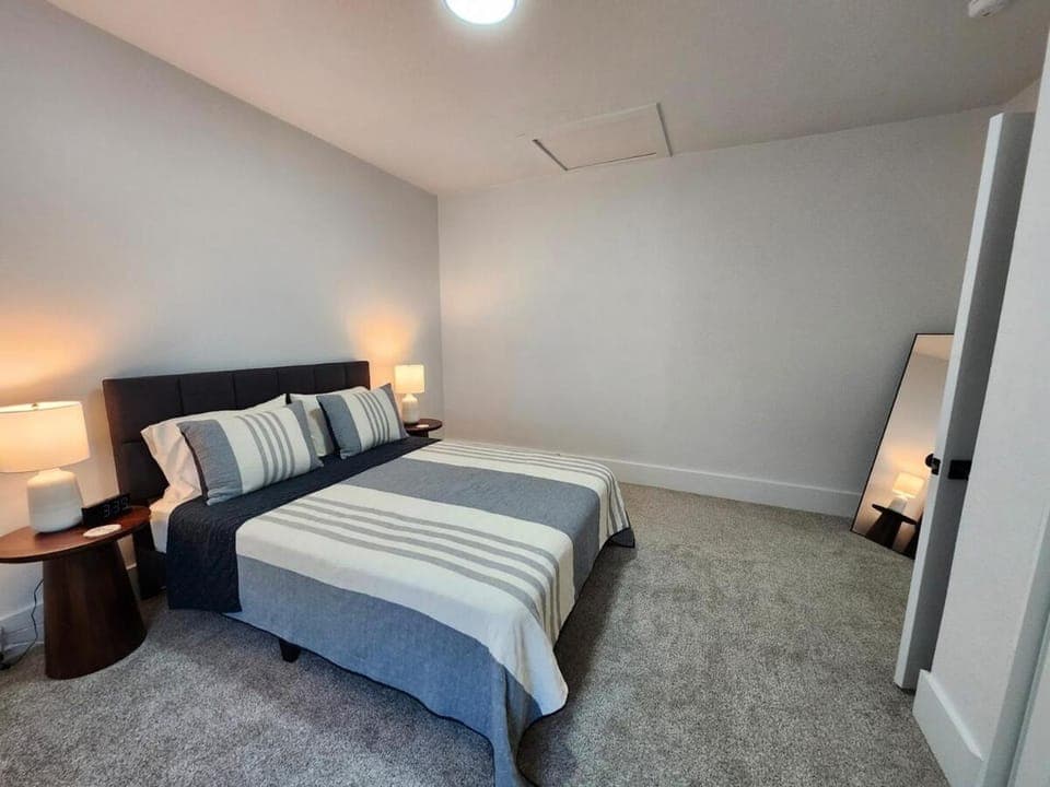 Photo of the whole room, Bedroom