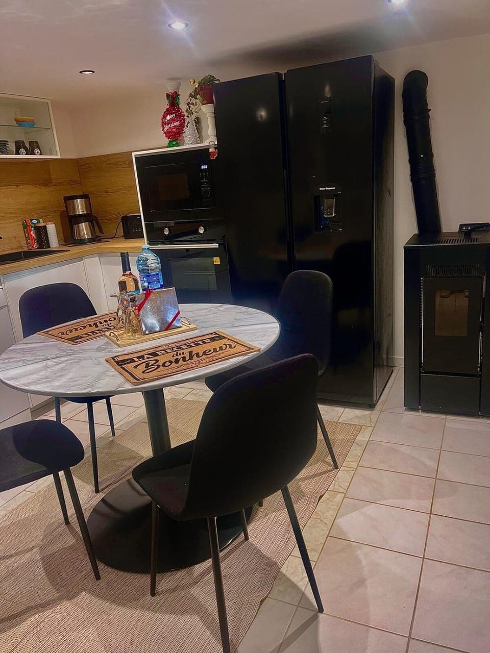 Kitchen or kitchenette, Dining area