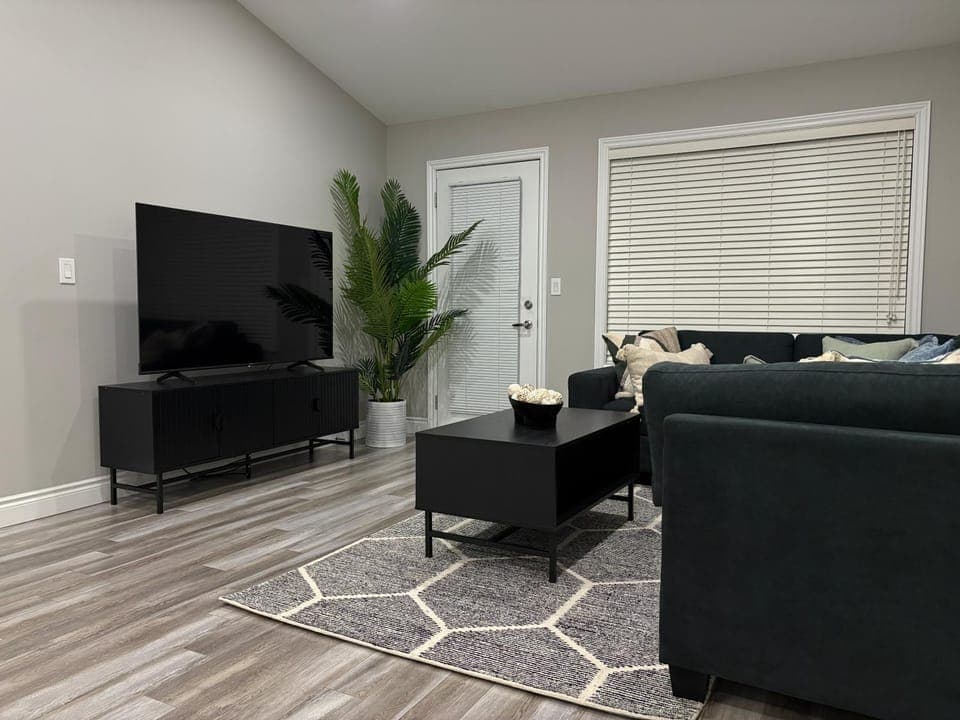 Luxury Home close to Windsor Airport and Detroit border, sleeps 11 guest Vacation rental in Windsor