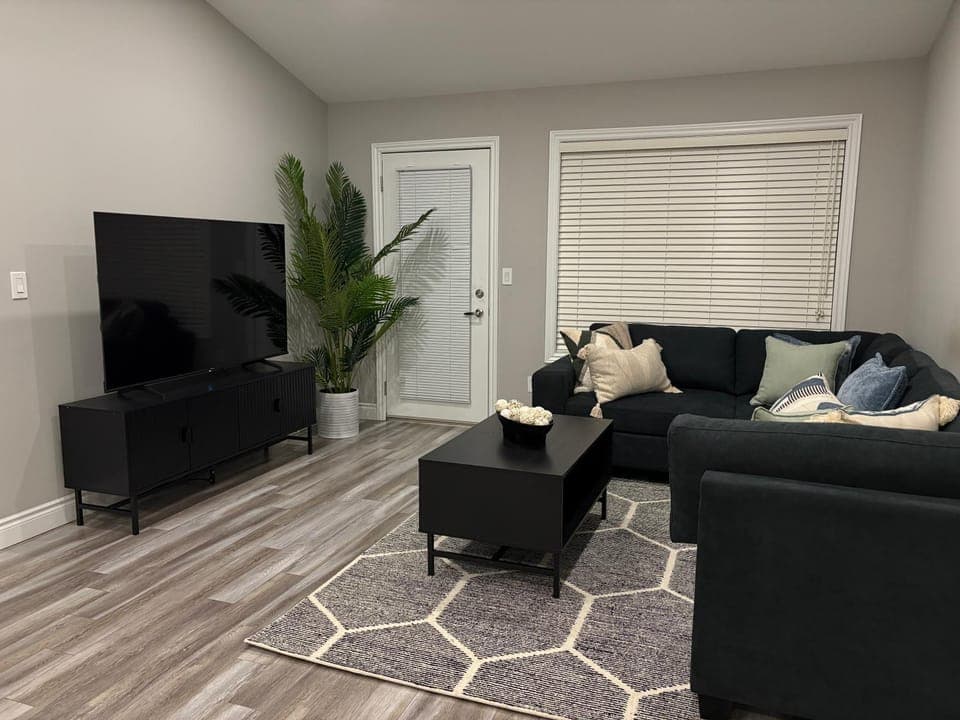 Luxury Home close to Windsor Airport and Detroit border, sleeps 11 guest Vacation rental in Windsor