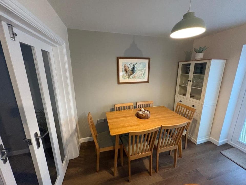 Kitchen or kitchenette, Seating area, Dining area