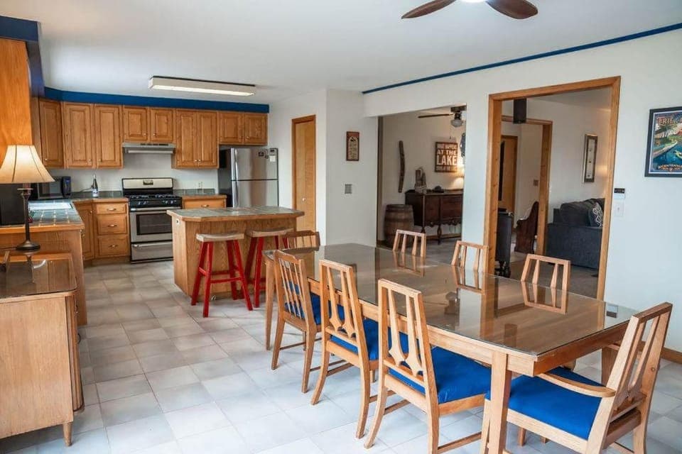 Lake Orchard View- 8 BR with Lake Access and Fire Pit House in Seneca Lake