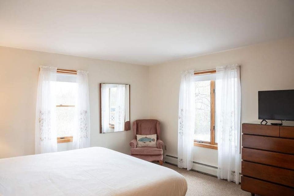 Lake Orchard View- 8 BR with Lake Access and Fire Pit House in Seneca Lake