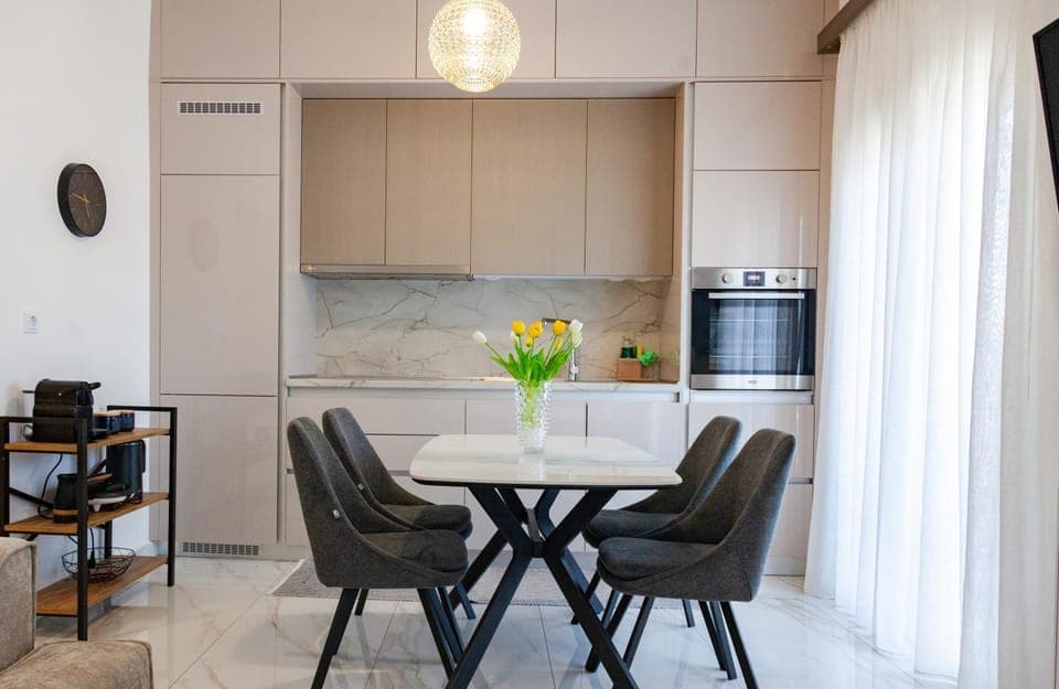 Kitchen or kitchenette, Dining area