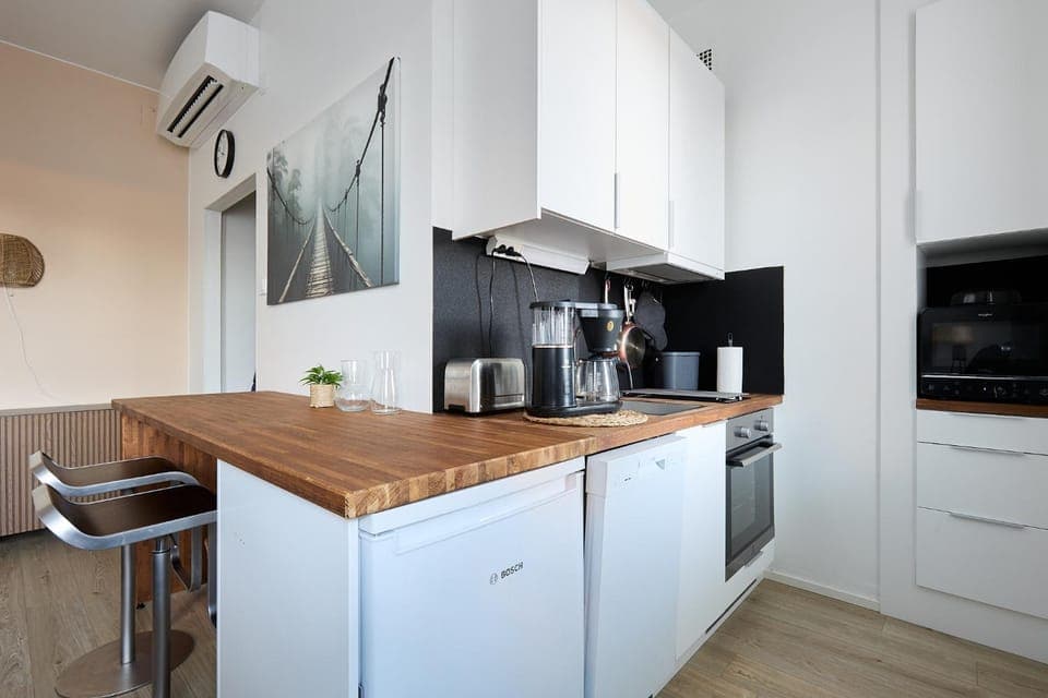 Coffee/tea facilities, Kitchen or kitchenette, Dining area, dishwasher, oven, stove, toaster