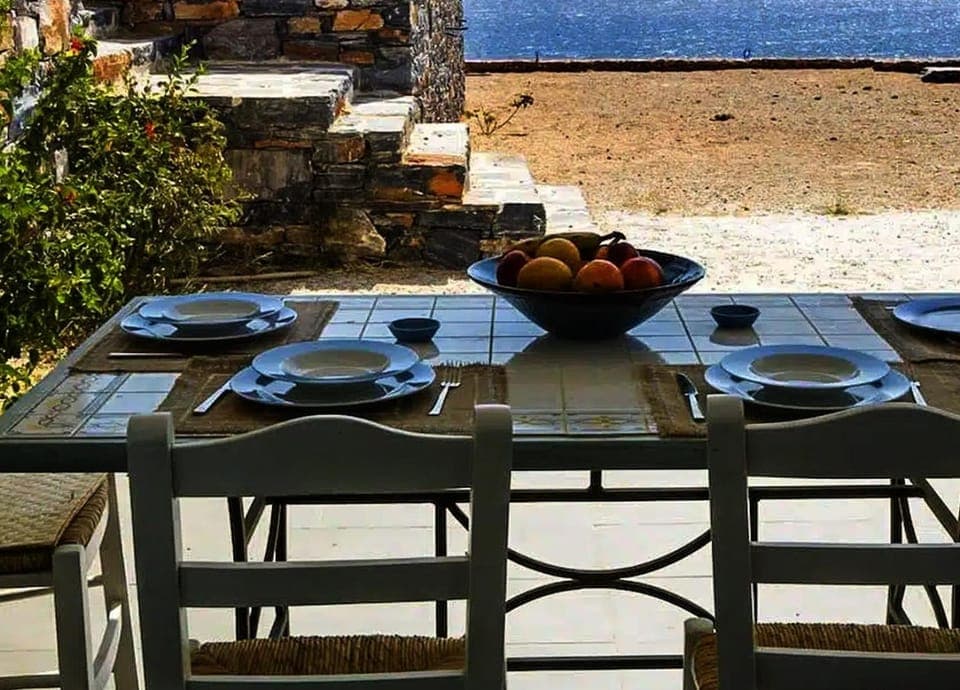 Patio, Day, Natural landscape, Food and drinks, Seating area, Dining area, Food, Sea view