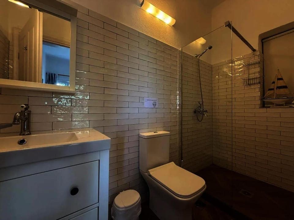 Shower, Toilet, Bathroom, towels