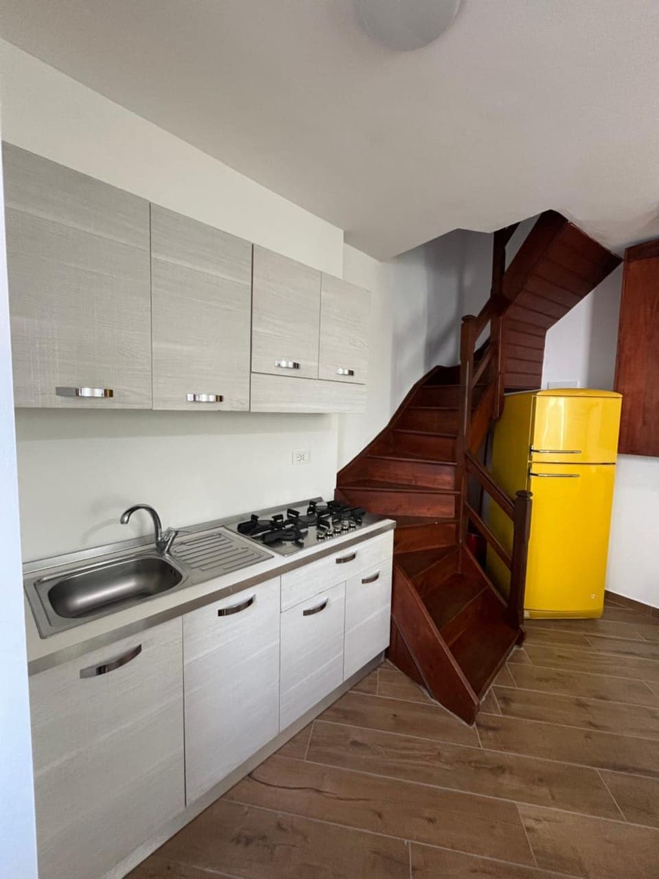 Kitchen or kitchenette, dishwasher, stove