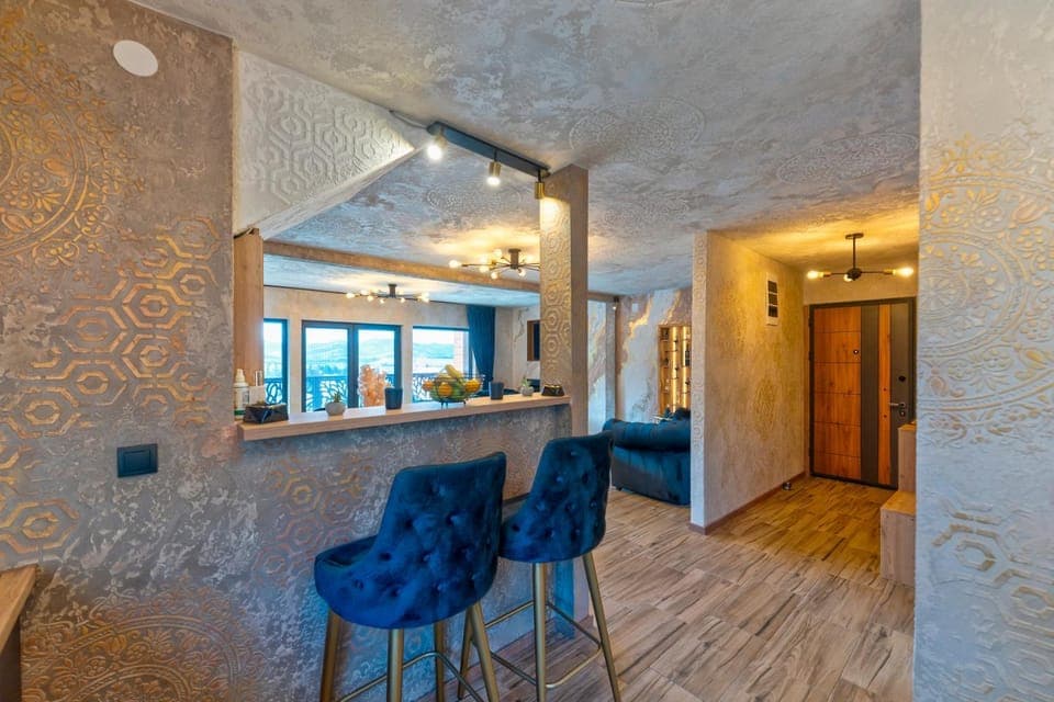 Kitchen or kitchenette, Seating area