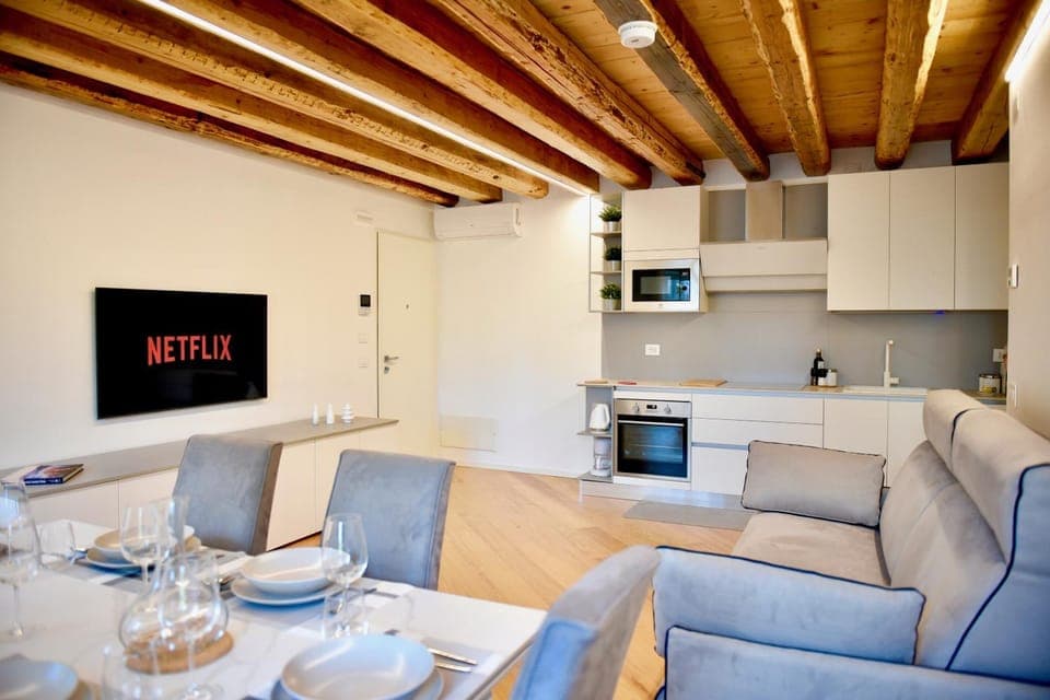 TV and multimedia, Kitchen or kitchenette, Living room, Seating area, Dining area