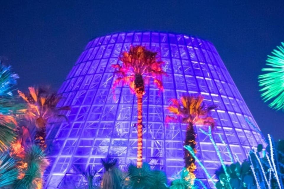 Nearby landmark, Night