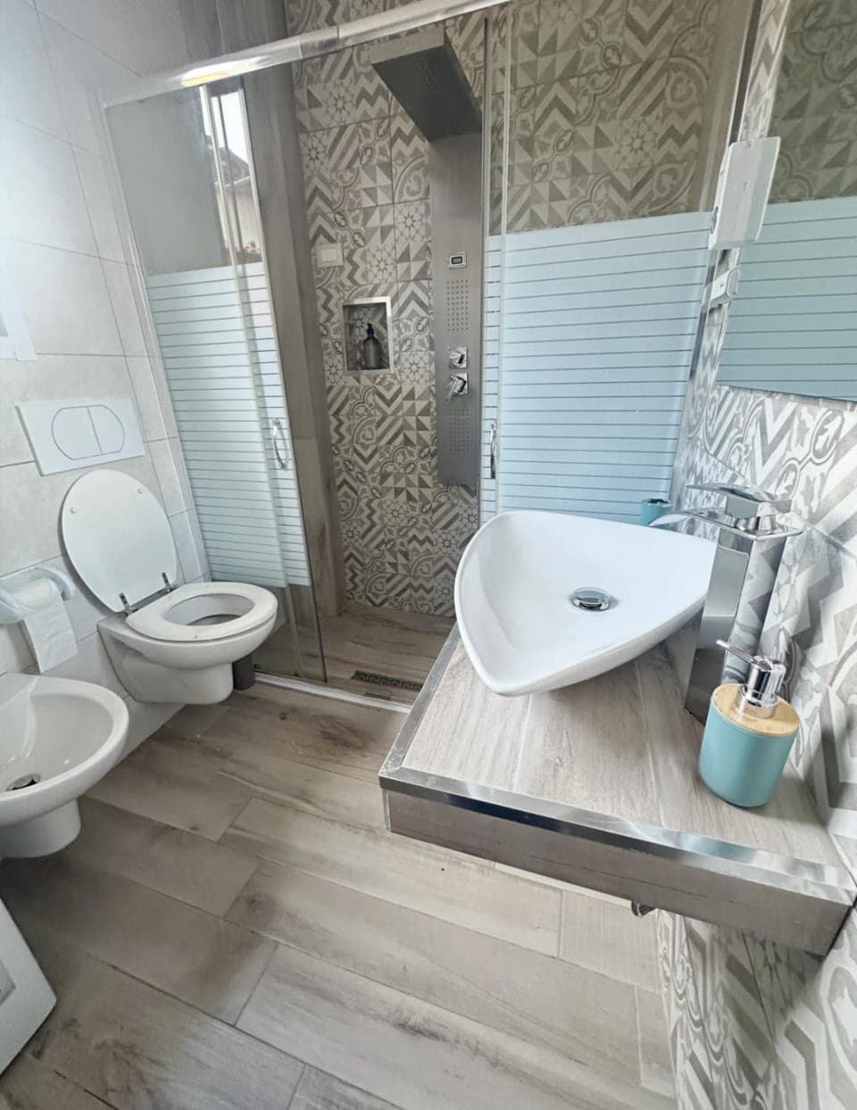 Shower, Toilet, Bathroom, bidet, towels