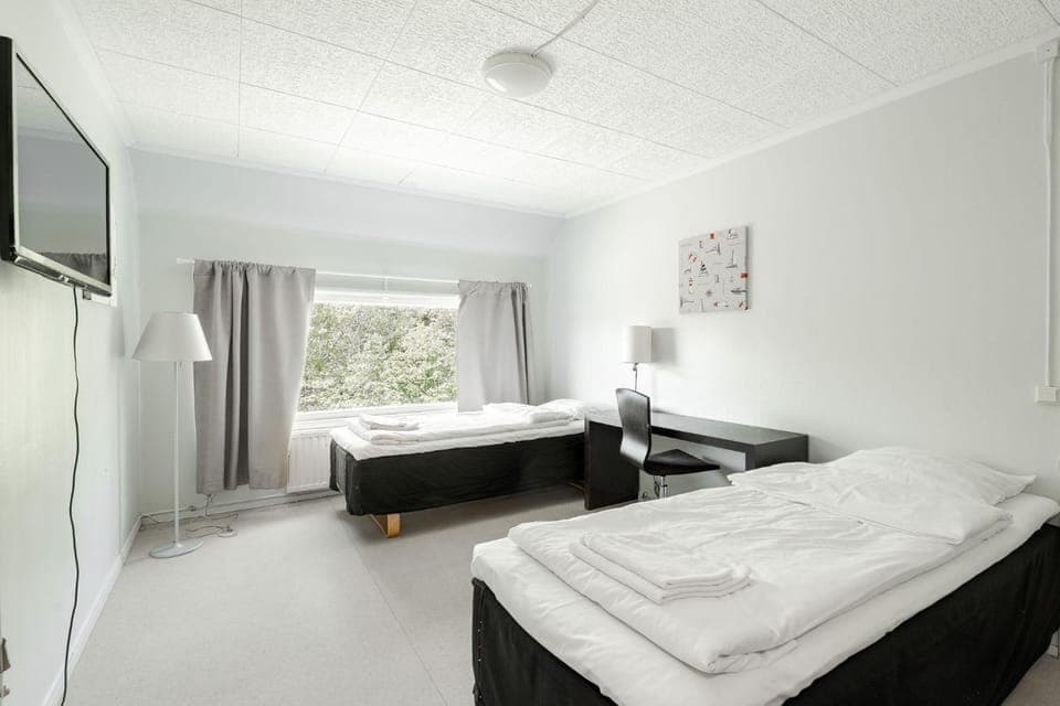 Bed, TV and multimedia, Photo of the whole room, Bedroom, Garden view, towels