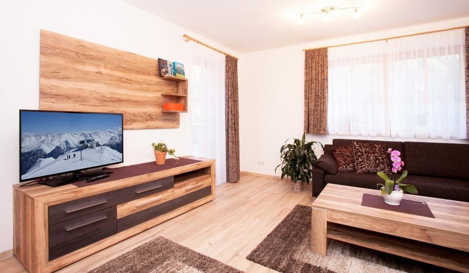 Communal lounge/ TV room, TV and multimedia, Living room, Seating area, Evening entertainment
