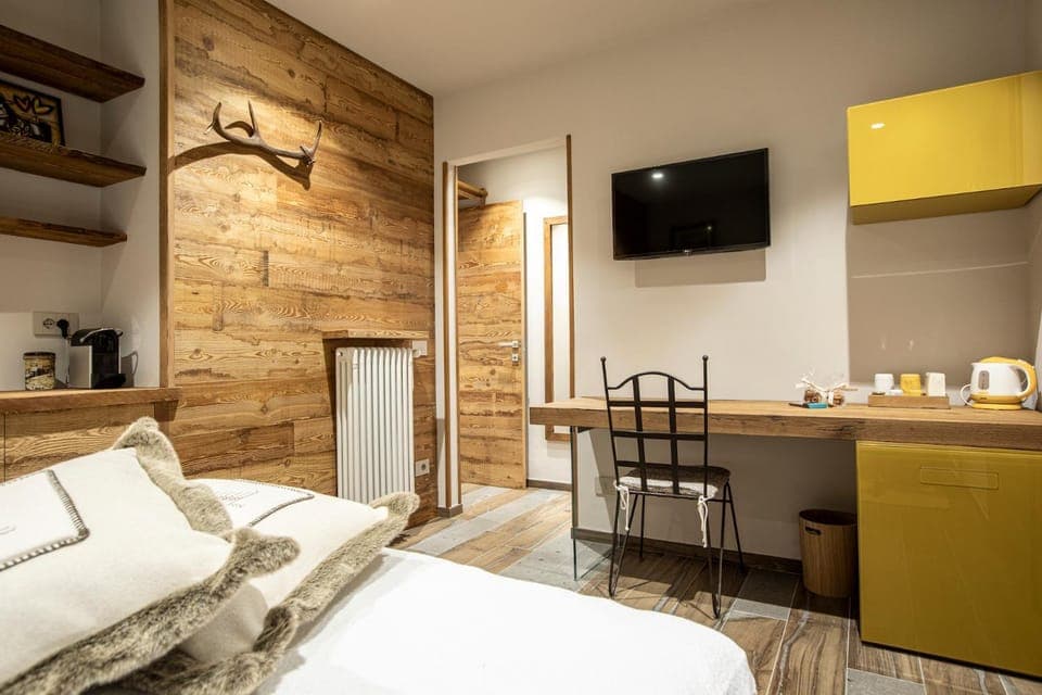 Bed, TV and multimedia, Bedroom