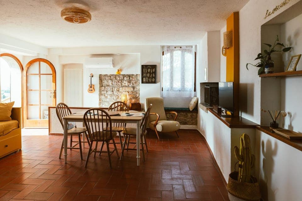 TV and multimedia, Living room, Seating area, Dining area