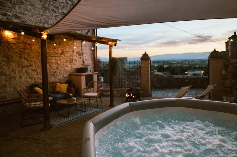 Natural landscape, Hot Tub, Hot Tub, View (from property/room), Balcony/Terrace, Inner courtyard view