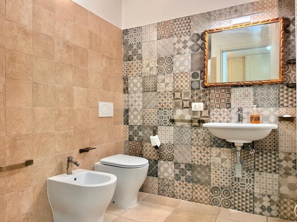 Shower, Toilet, Bathroom, bidet, towels