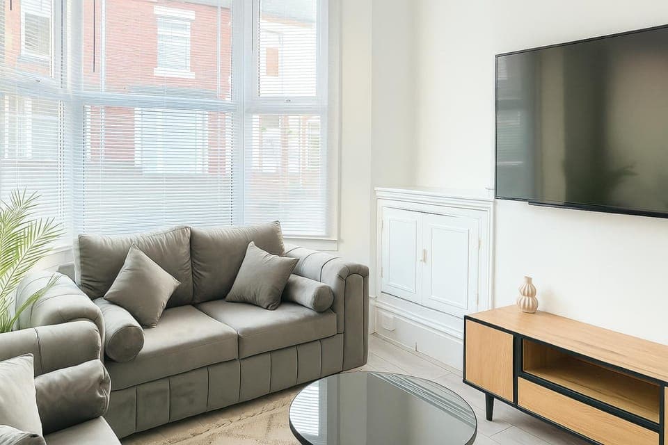 Communal lounge/ TV room, TV and multimedia, Living room, Seating area, Evening entertainment