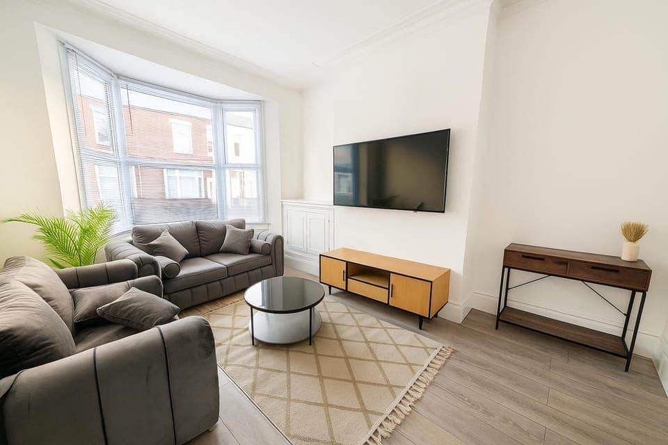 Communal lounge/ TV room, TV and multimedia, Living room, Seating area, Evening entertainment