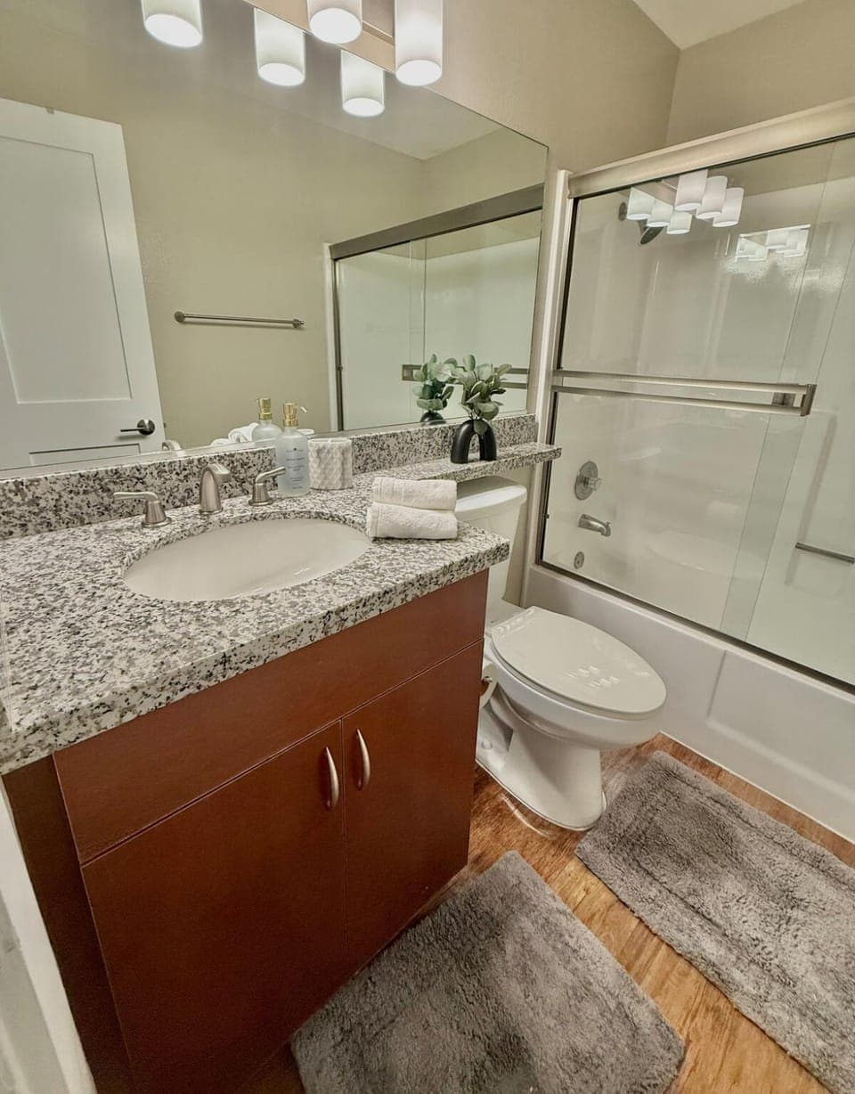 Shower, Toilet, Bathroom, Bath, towels