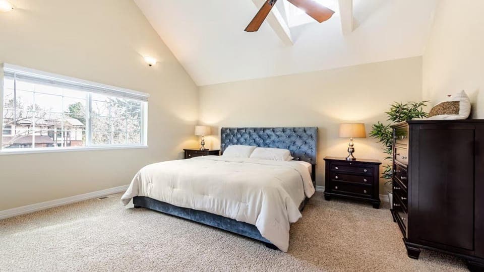 Photo of the whole room, Bedroom