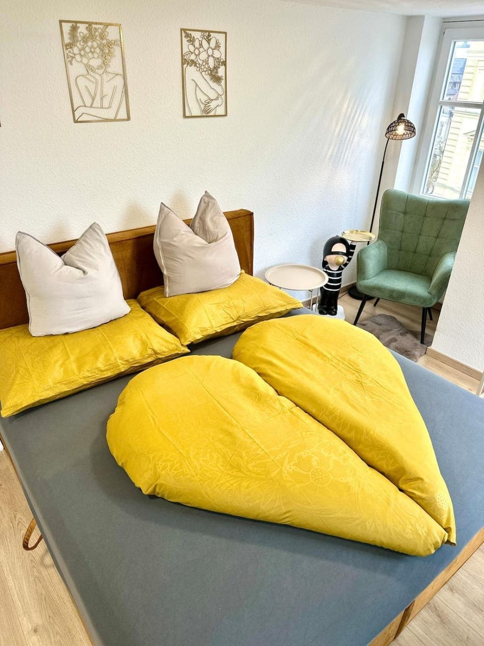 Bed, Photo of the whole room, Seating area, Bedroom