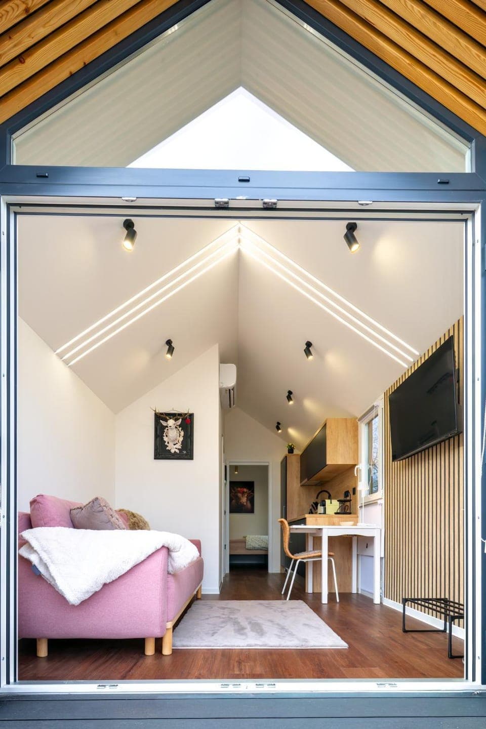 TV and multimedia, Living room, Seating area, Dining area