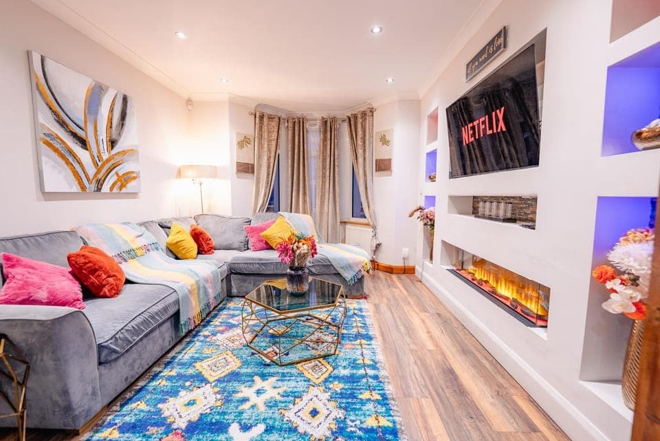 Communal lounge/ TV room, TV and multimedia, Living room, Seating area, Evening entertainment, flat iron