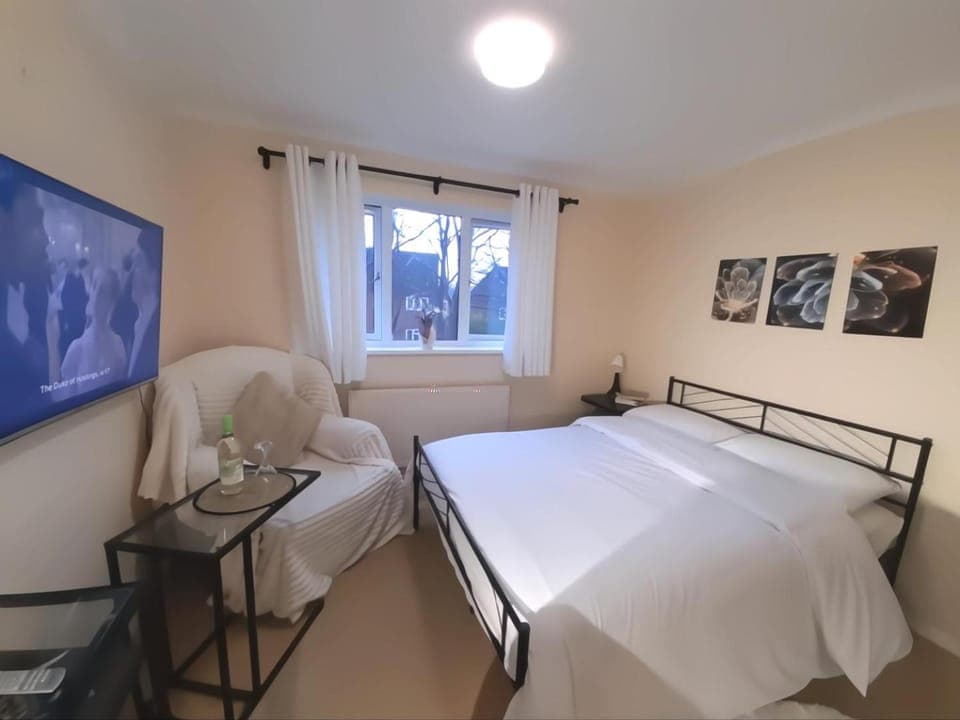 Bed, TV and multimedia, Photo of the whole room, Bedroom