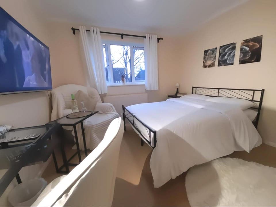 Bed, TV and multimedia, Photo of the whole room, Bedroom