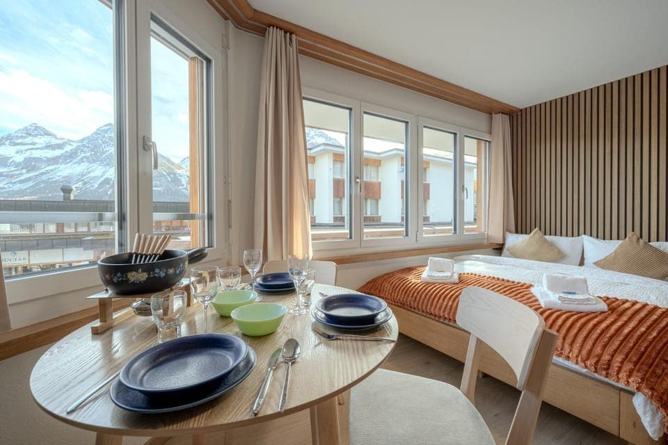 Bed, Living room, Photo of the whole room, Seating area, Dining area, Bedroom, Mountain view