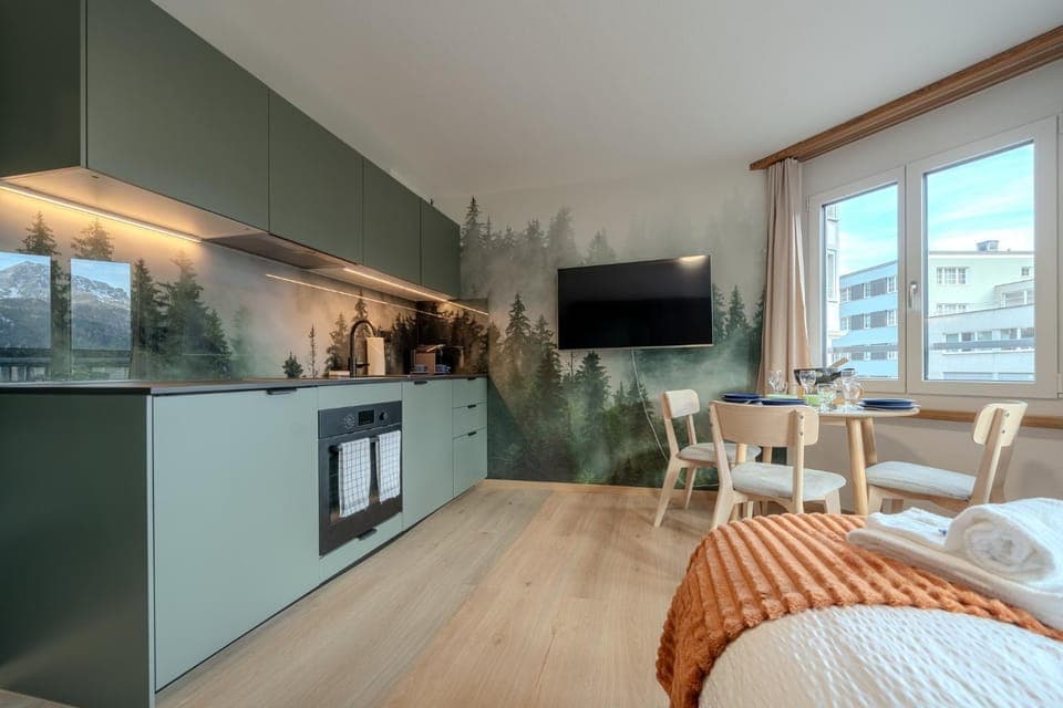 Bed, TV and multimedia, Living room, Photo of the whole room, Seating area, Dining area, Bedroom, oven