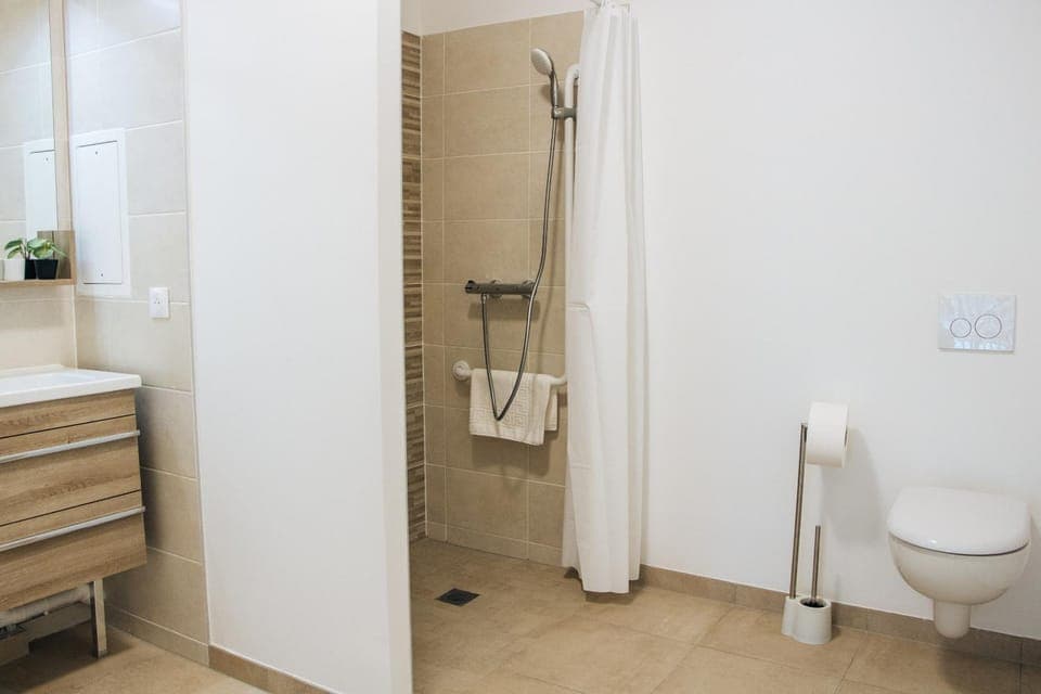 Shower, Toilet, Bathroom, towels